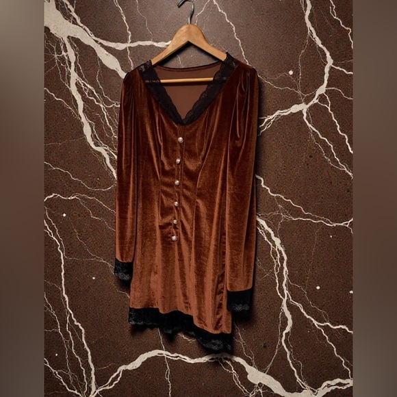 Elegant Long Sleeve Velvet Dress with Lace Trim - Picture 2 of 9